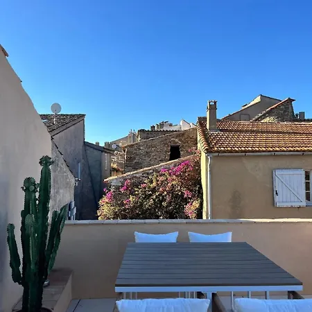 Feriehus Charming House With Rooftop -