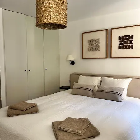 בית נופש Charming House With Rooftop - *