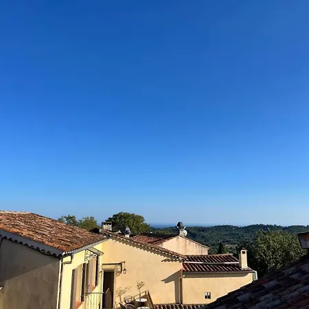 בית נופש Charming House With Rooftop -