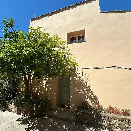 Charming House With Rooftop - גאסה